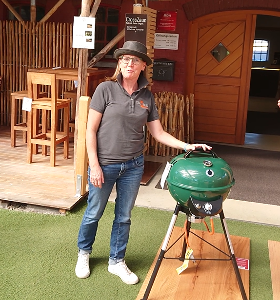Frau Restle präsentiert den Aktionsgrill zur Herbstaktion bei Ströbele