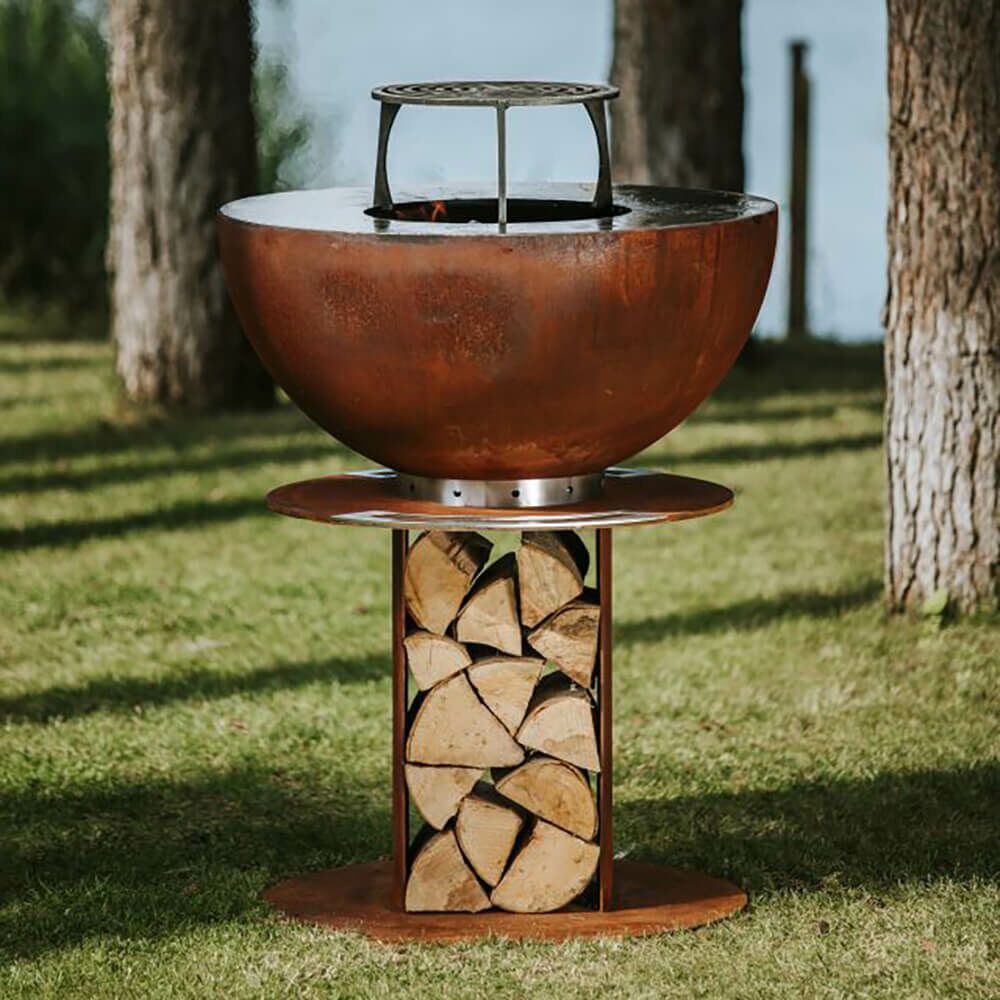 GRILLSTADL FireBowl Corten, Grillplatte Stilo 1000, Black-Designgrill mit offenem Sockel zur Holzablage, Korpus Stahl pulverbeschichtet inkl. Grillrostaufsatz für 1.290,– € und die passende GRILLSTADL-Abdeckhaube Stilo 1000 FireBowl für 149,– € 