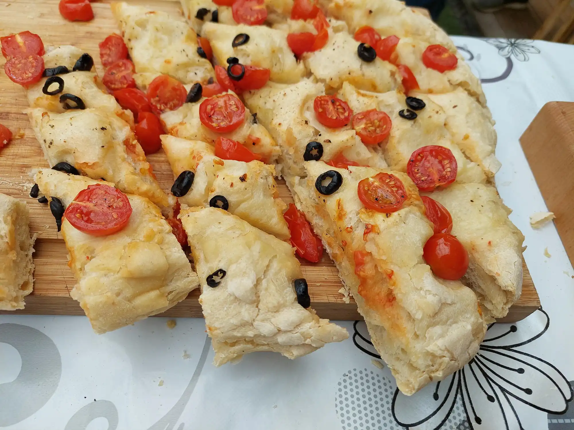 Mediterrane Focaccia als Vorspeise