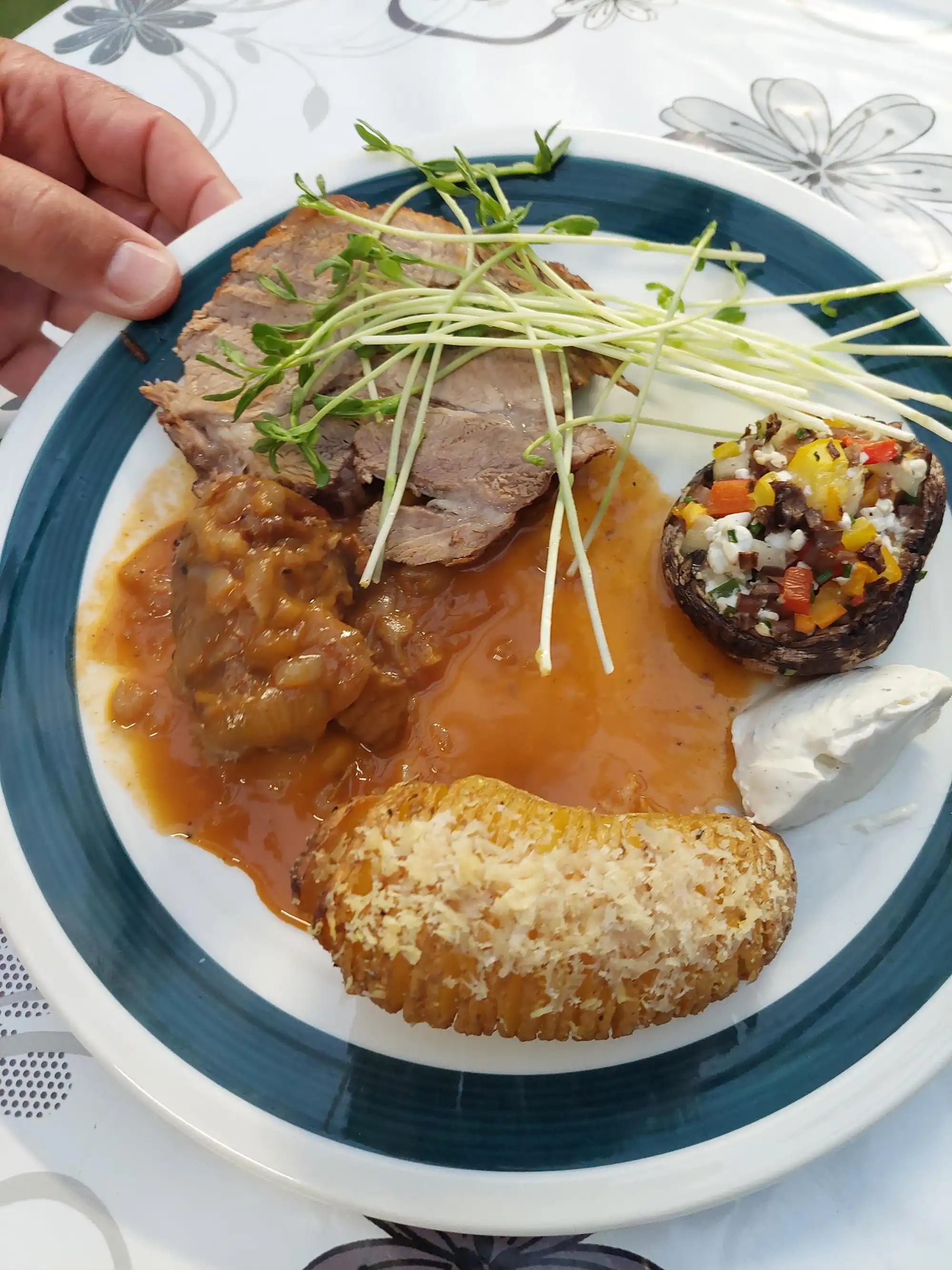 Schweinebäckchen & Zwiebelbraten mit gefüllten Pilzen und Fächerkartoffeln