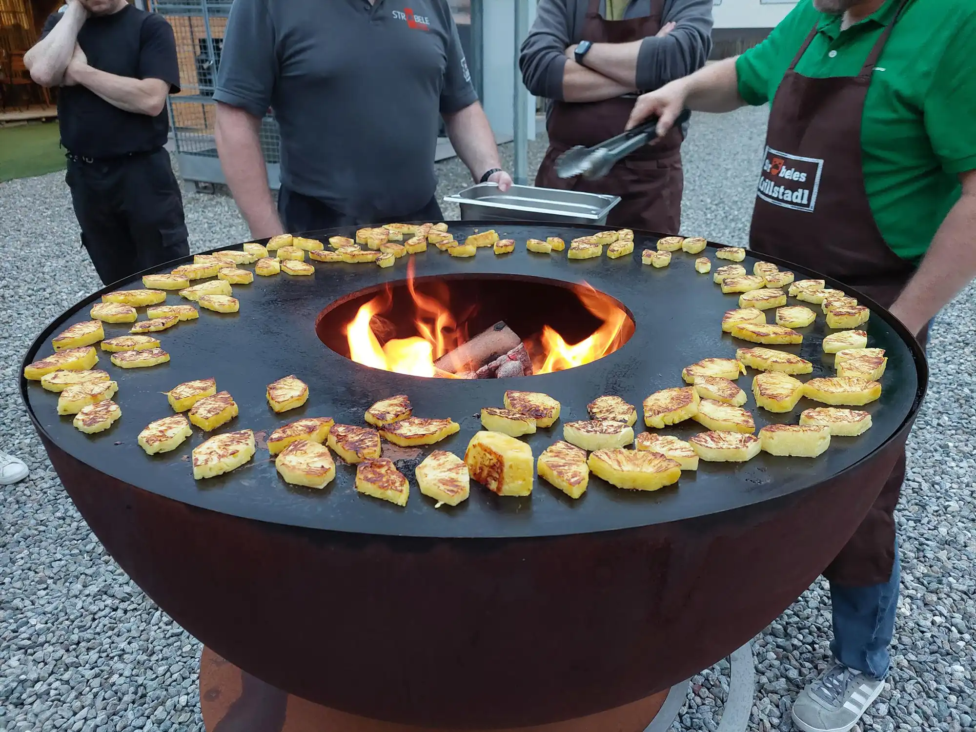 Gegrillte Ananas mit Vanilleeis und Schokosoße