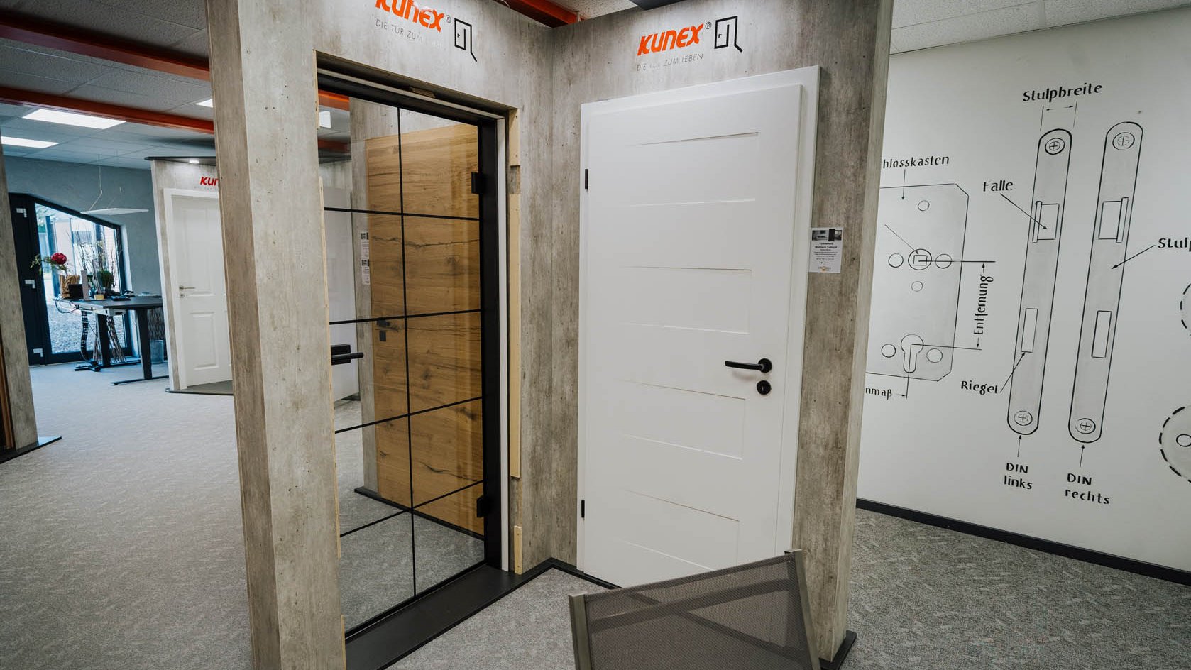 Innentüren und eine Lofttür in der Ausstellung der Holzhandlung Ströbele