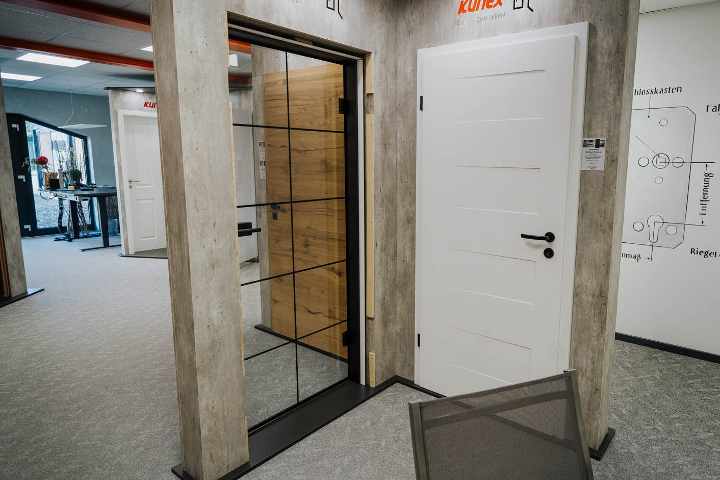 Innentüren und eine Lofttür in der Ausstellung der Holzhandlung Ströbele