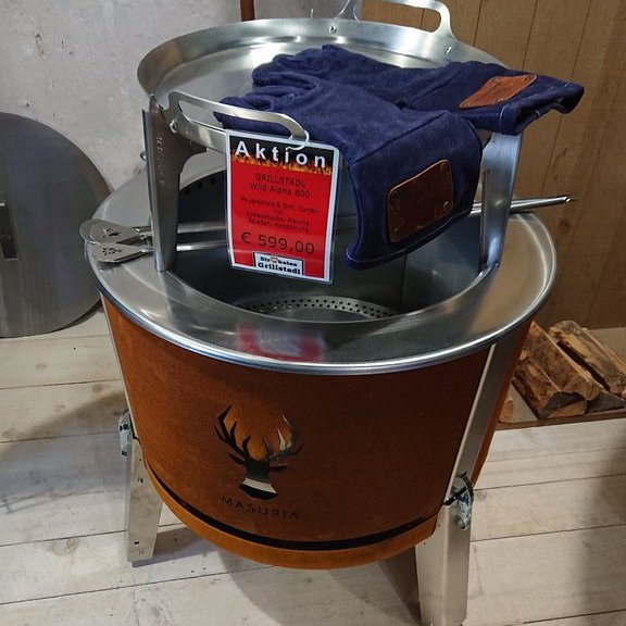 Grillstadl Feuerschale Wild Alpha 600 mit Zubehör – Plancha, Spieße, Handschuhe, ausgestellt bei Holzhandlung Ströbele