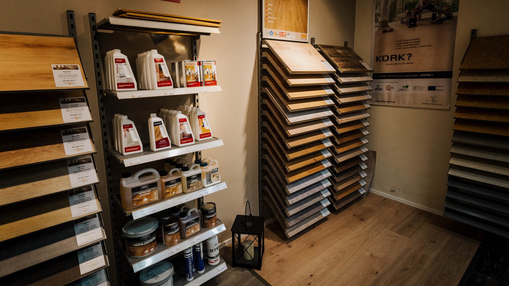 Ausstellung mit Pflegemitteln, Sockelleisten und Boden-Zubehör bei der Holzhandlung Ströbele