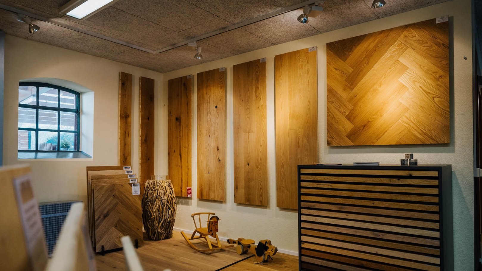 Ausstellungsbereich für Parkett und Holzfußböden bei Holzhandlung Ströbele in Ummendorf-Fischbach