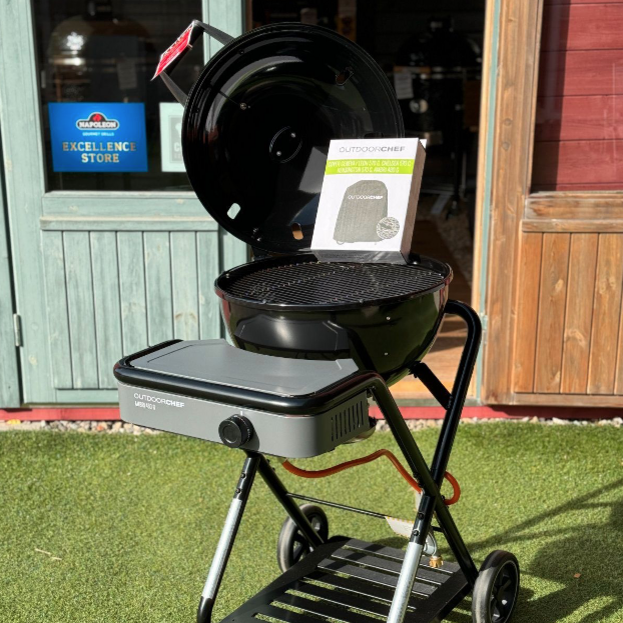 "Outdoorchef Ambri G480 EVO Kugelgrill mit Gestell, Deckel und Abdeckhaube, ausgestellt bei Holzhandlung Ströbele