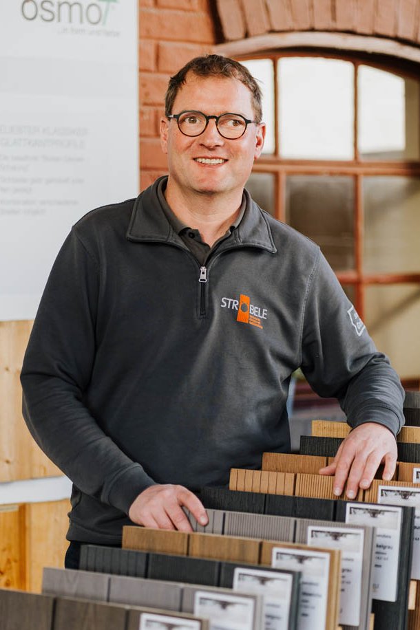 Andreas Rodi, Inhaber der Holzhandlung Ströbele, in der Ausstellung für Terrassenbeläge