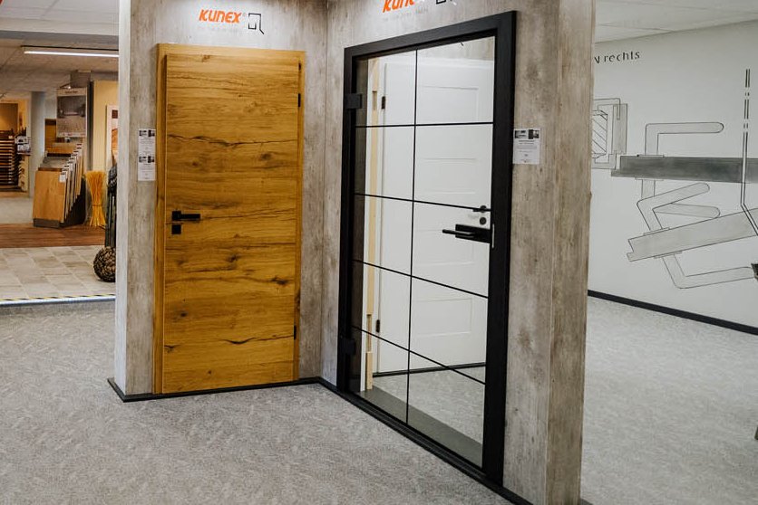 Innentüren und eine Lofttür in der Ausstellung der Holzhandlung Ströbele