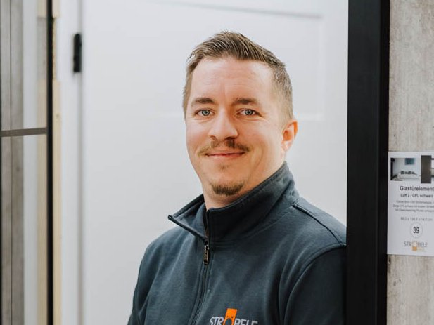 Philipp Haid, Mitarbeiter der Holzhandlung Ströbele, in der Ausstellung für Innentüren in Ummendorf-Fischbach