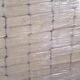 Eckige Holzbriketts, sauber geschlichtet und in Folie eingeschweißt auf Palette – erhältlich bei Holzhandlung Ströbele