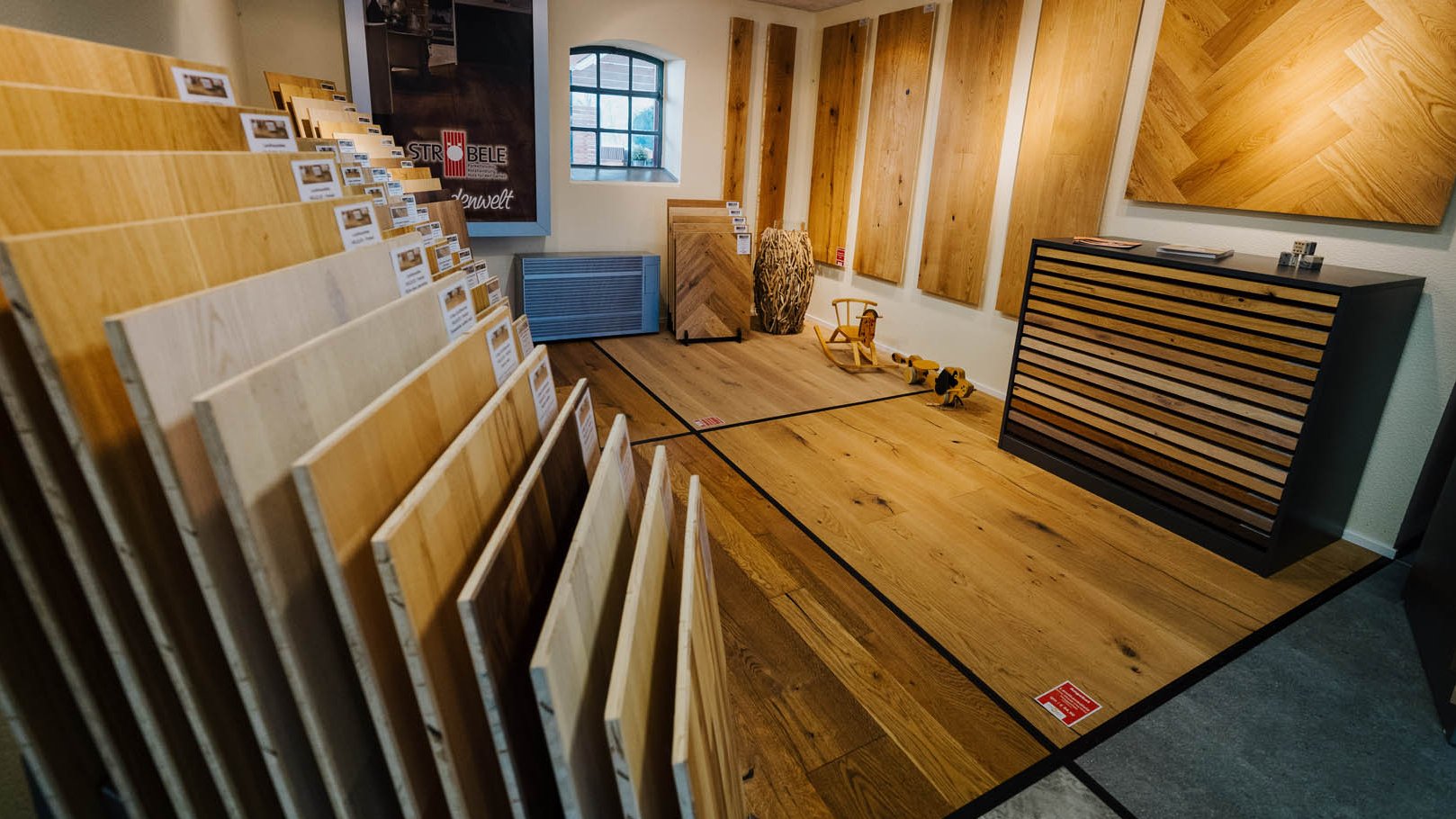 Großformatige Parkett- und Vinylbodenmuster in der Ausstellung der Holzhandlung Ströbele in Ummendorf-Fischbach