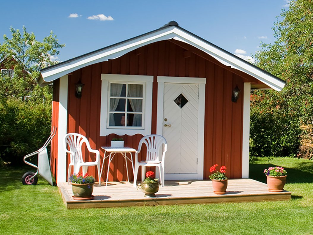In Schwedenrot gestrichenes Gartenhaus