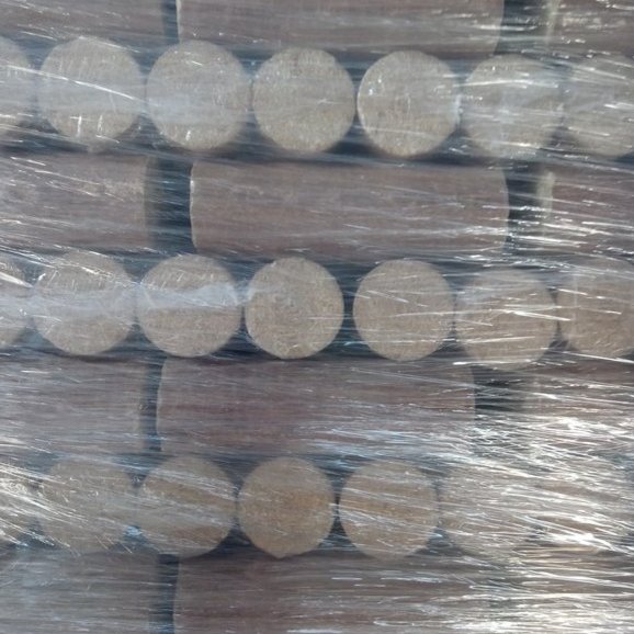 Gestapelte runde Premium Holzbriketts auf Palette, eingeschweißt – erhältlich bei Holzhandlung Ströbele