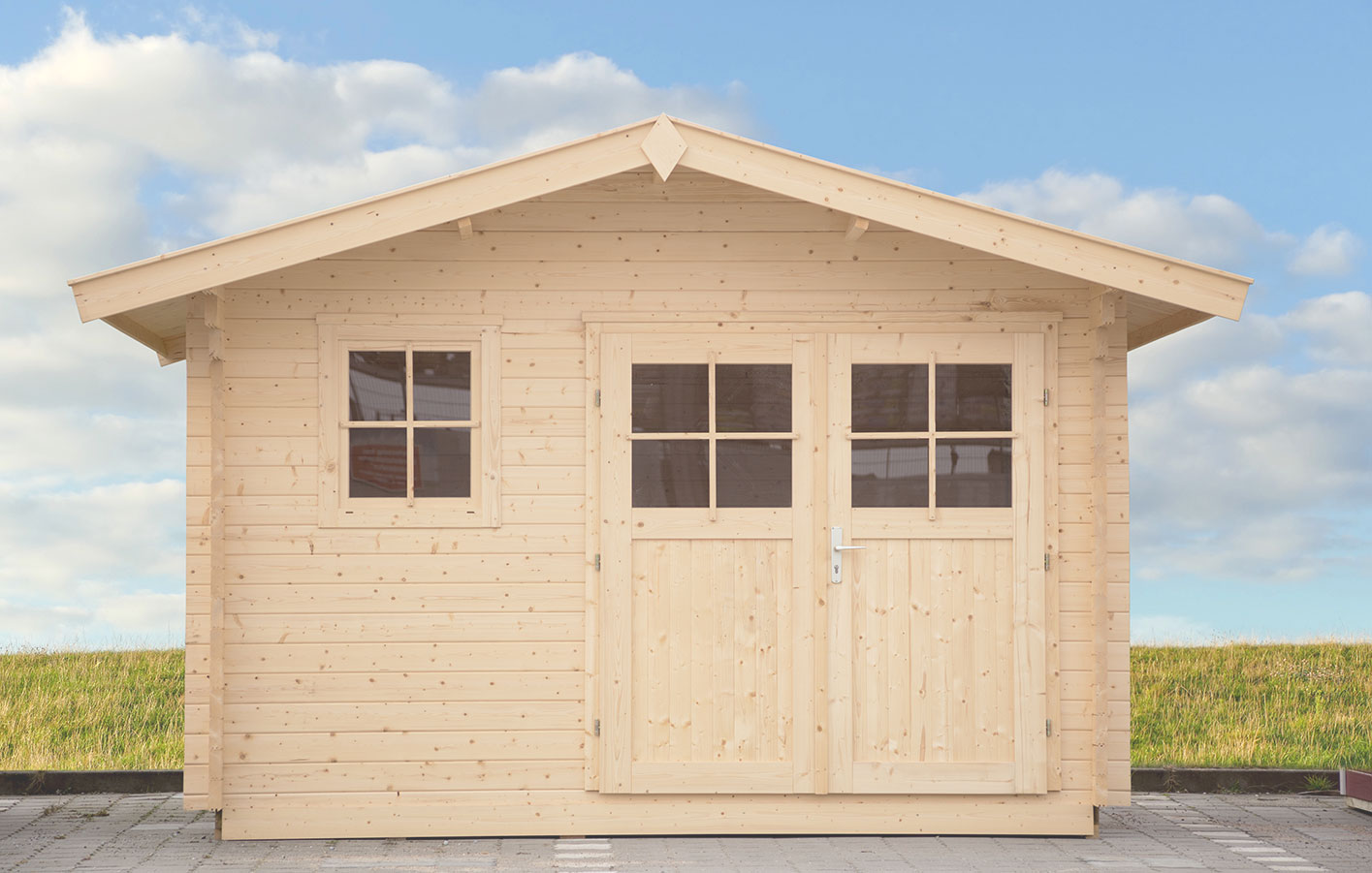 Gartenhaus aus Holz mit doppelflügeliger Tür und Fenster